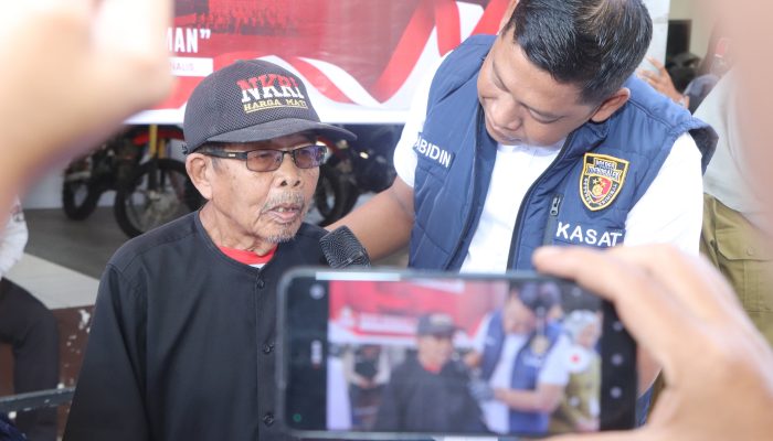 Wujud Empati, Polisi Beri Santunan dan Bantuan Kakek Korban Curas di Trenggalek