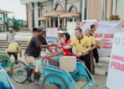 Jelang HUT Bhayangkara ke-79, Kapolres Jombang Bagikan Bansos Sembako kepada Juru Parkir dan Abang Becak