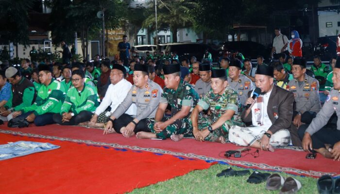 Polres Jombang Bersama  Ratusan Driver Ojol Gelar Salat Gaib dan Doa Bersama Untuk Affan Kurniawan