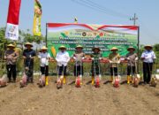 Polres Jombang Kolaborasi Tanam Jagung Serentak di Desa Plosogenuk, Terhubung Virtual dengan Wapres RI dan Kapolri