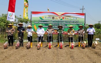 Polres Jombang Kolaborasi Tanam Jagung Serentak di Desa Plosogenuk, Terhubung Virtual dengan Wapres RI dan Kapolri